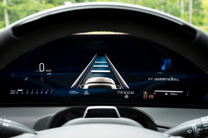 9Kの解像度を誇るだけに、LEDディスプレイは表示も緻密で鮮やか。ドライバーインフォメーションディスプレイの表示レイアウトは切り替えが可能で、燃費などの走行情報やタイヤ空気圧などを、常時表示しておくこともできる。