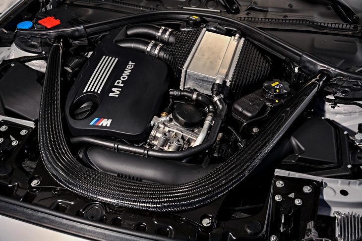従来モデルからの最大の変更点はパワーユニット。「M3／M4」ゆずりの3リッター直6ターボエンジンの搭載により、最高出力は410ps、最大トルクは550Nmに向上した。