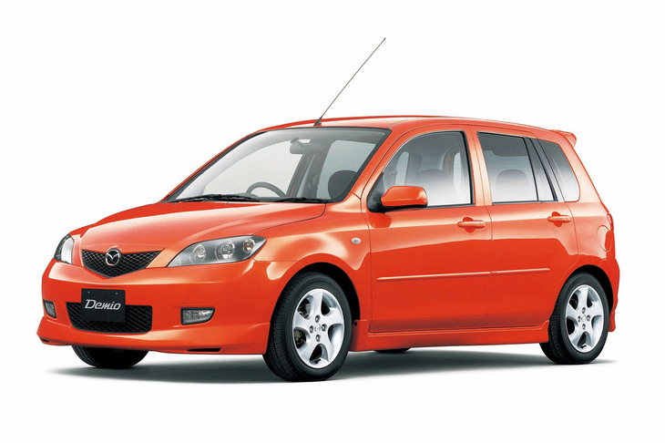 マツダの救世主たる「デミオ」の2代目モデルは、2002年に登場した。パワートレインやプラットフォームなどを刷新し、国際的な競争力も高められた。海外市場で最初に「マツダ2」を名乗ったグローバルモデルでもある。