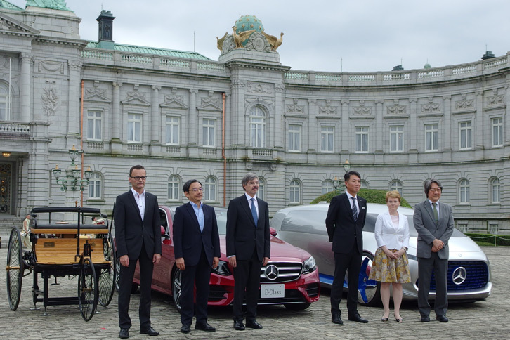新型「Eクラス」の発表会は、「自動車の最先端安全技術に関する国際交流会」というイベントと同時開催された。場所は迎賓館赤坂離宮の前庭。写真は、来賓とともに撮影に応じるメルセデス・ベンツ日本 代表取締役社長の上野金太郎氏（向かって右から3番目）。