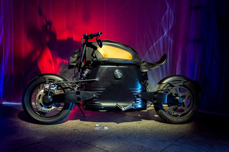 デンマーク・レイレ発のスタートアップ、Poulsen Motors（ポールセン・モータース）のコンセプトモデル。ハブステアを採用したことで前後同形状のスイングアームを持ち、またバッテリーボックスをフレームとして使用することで、モナカ形状のバッテリーボックス兼フレームも左右対称としている。こうすることで生産効率を高め、コスト削減も実現するという。燃料タンクに見えるものは取り外し可能なキャリーケース。このケースのデザインを変えることで、カフェレーサーやアドベンチャーといった、スタイリングのアレンジも容易にできるという。