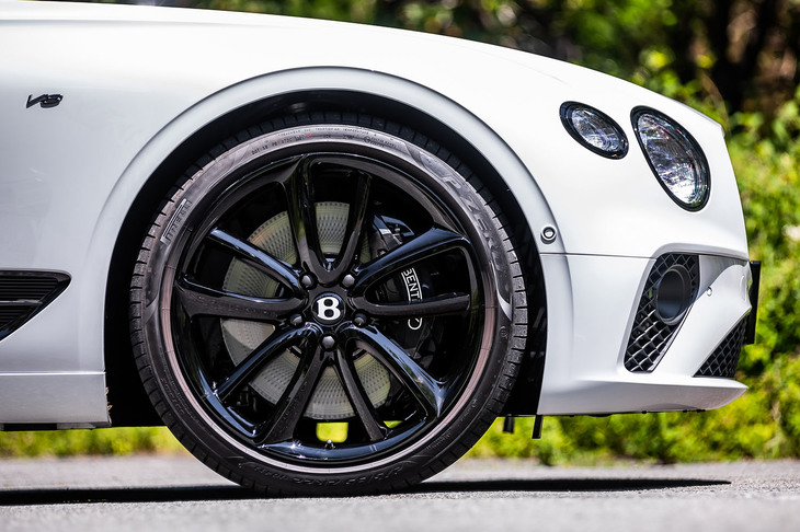 ブラックペイント仕上げのホイールは、オプションの「マリナードライビングスペック」に含まれるアイテム。試乗車両は、前275/35ZR22、後ろ315/30ZR22サイズの「ピレリPゼロ」タイヤを組み合わせていた。