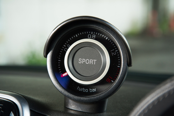 ダッシュボードに取り付けられたブースト計。「SPORT」モード選択時には、中央の文字が赤に変化する。