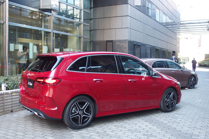 メルセデス・ベンツB200d（リアビュー）