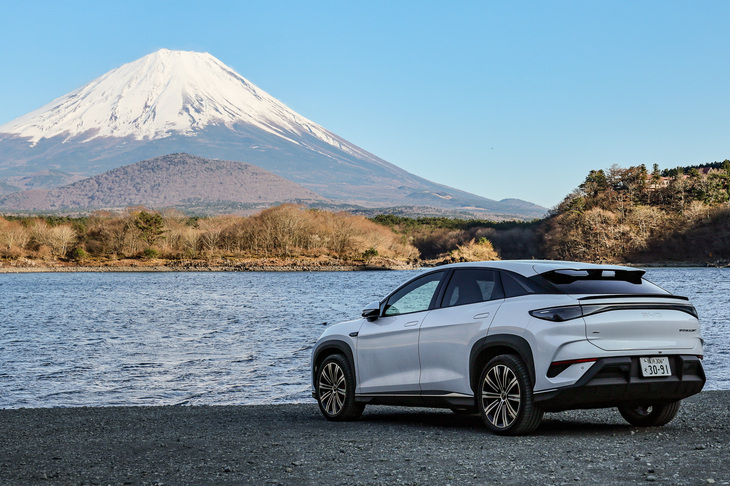 なんとか扇沢を脱出し、AWDの「シーライオン7」で横浜に向かう途中、精進湖で富士山の絶景に心癒やされる。