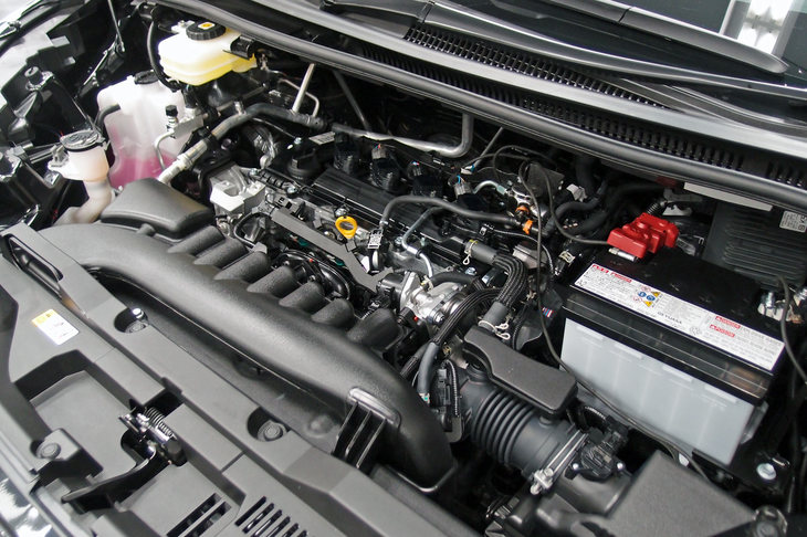 純ガソリン車に搭載される自然吸気の2リッター直4ガソリンエンジン「M20A-FKS」。従来型の「3ZR-FAE」と比較すると、最高出力は152PSから170PSに、最大トルクは193N・mから202N・mに向上。同時に燃費も、12.2～13.6km/リッターだった従来型から14.3～15.1km/リッターに改善している（WLTCモード）。