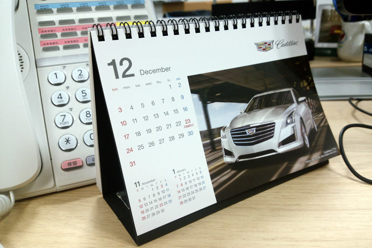 webCG折戸の机に置かれたキャデラックの卓上カレンダー。いつに間にこんな季節に……（汗）。