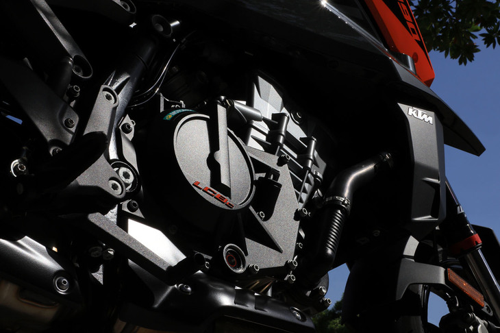 排気量947ccの並列2気筒エンジン。従来のエンジンよりピストン、クランクシャフト、コンロッドの設計を変更しており、排気量が58cc拡大。最高出力、最大トルクともに向上している。