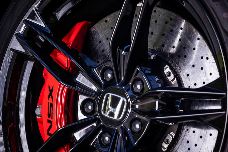 フロント：6ポットキャリパー、リア：4ポットキャリパーにカーボンセラミックブレーキローターが組み合わされたブレンボ製のブレーキシステムは、カスタムオーダーで選択できるアイテム。