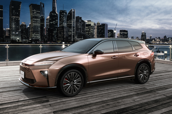 先代の「エステート」はステーションワゴンだったが、新型はSUVへと生まれ変わった。「クロスオーバー」のホイールベースと「スポーツ」のトレッドを組み合わせている。