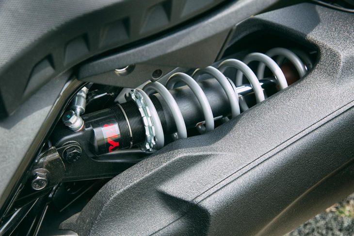 リアサスペンションに用いられるKYB製のダンパーには、4段階の減衰力調整機構が備わっている。