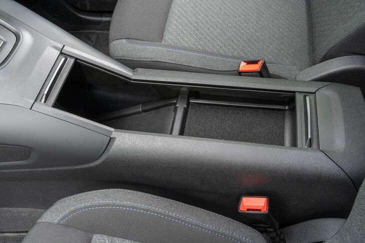 センターコンソールの収納はシャッター付き。後方（写真右側）は浅いが、前方の奥は深さが30cmくらいにも達する。