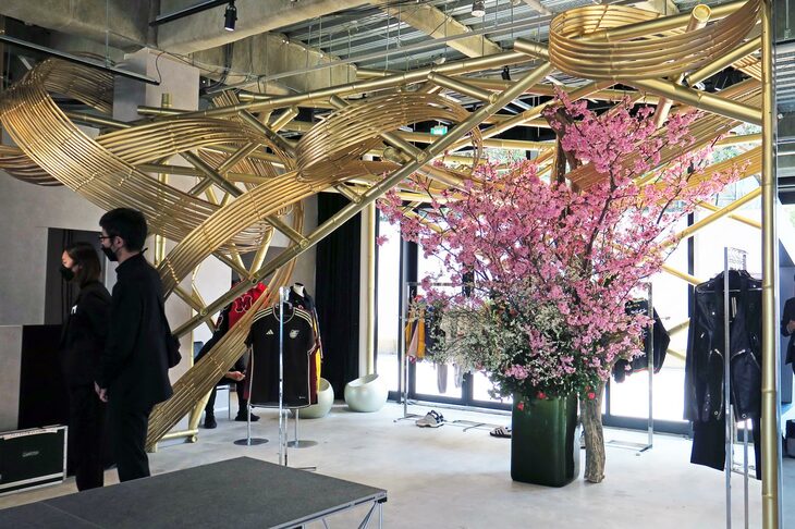 「GR8」のスペシャルショップでは、ここでしか手に入らないBMWとのコラボ商品も販売。草月流の手になる、「XM」のアクセントカラーをモチーフにしたという金で塗られたバンブーの装飾にも注目。