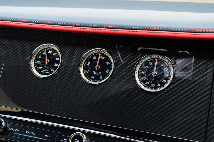 タッチスクリーンと3連メーター、ウッドやカーボンの化粧パネルの3つを切り替えられる「ベントレーローテーションディスプレイ」は新型でも健在だ。