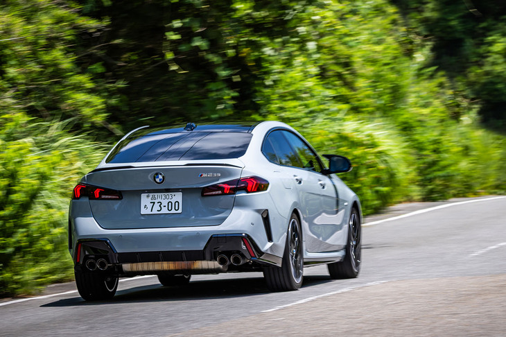 郊外のワインディングロードを行く「M235 xDriveグランクーペ」。いかなる場面でアクセルペダルを遠慮なく踏みつけても、ステアリングフィールや走行ラインに乱れはまるで生じない。アンダーステアは見事なまでに抑制されている。