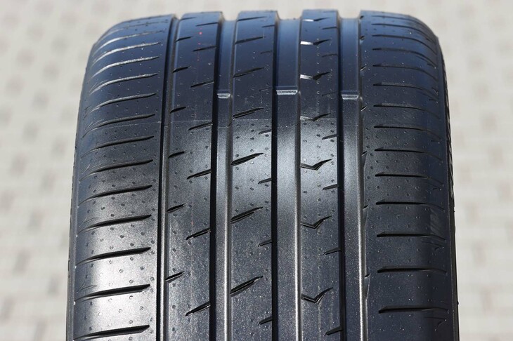 「プロクセス スポーツ2」のトレッド面。アウト側（写真左）とイン側でキャラクターの異なるコンパウンドを使用している。