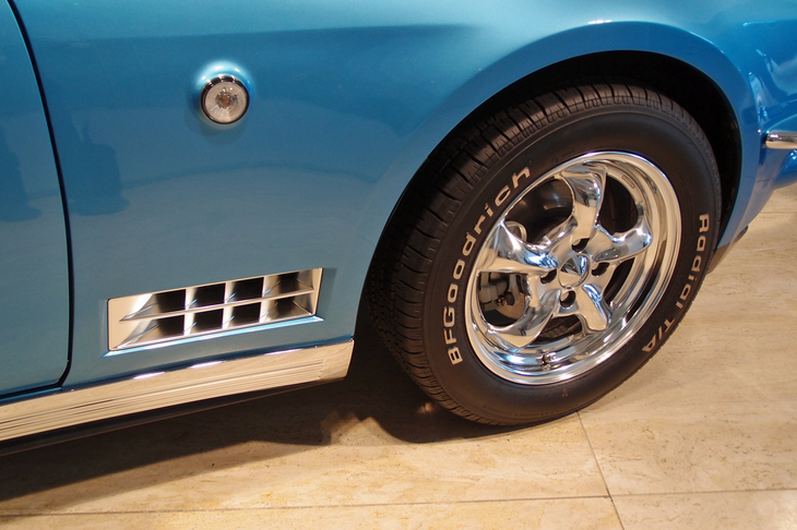 フロントフェンダー部には、エアアウトレット状のデザイン処理も見られる。