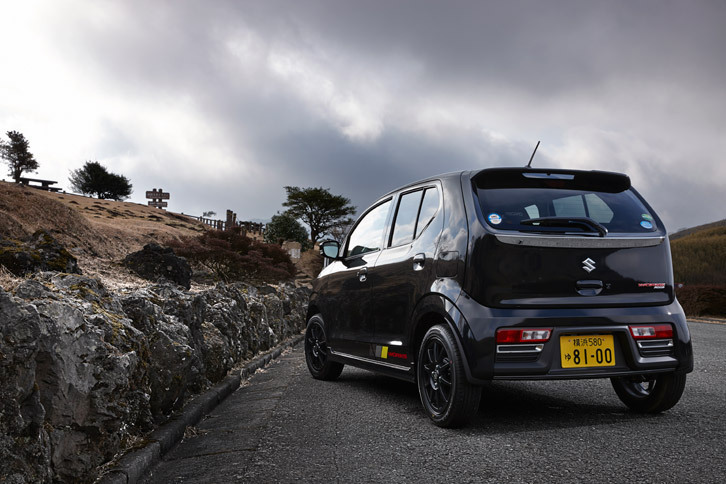 2015年の東京モーターショーで初披露された新型「アルト ワークス」。ワークスとはスズキが軽乗用車の高性能スポーツモデルに採用していた名称で、2009年に廃止された「Keiワークス」以来6年ぶりの復活となる。