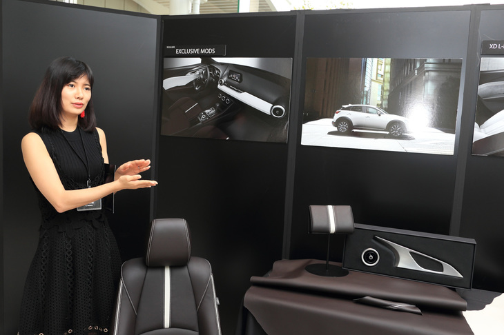 特別仕様車「エクスクルーシブ モッズ」の内装の特徴を説明する李さん。実は李さんと寺島さんは同期入社であり、今年で4年目になるという。