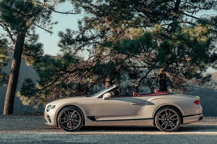 サイドビューでは、より前方に配されたフロントタイヤと、切り詰められたフロントオーバーハング、さらに強調されたリアフェンダーのふくらみが、従来モデルとの大きな違いだ。