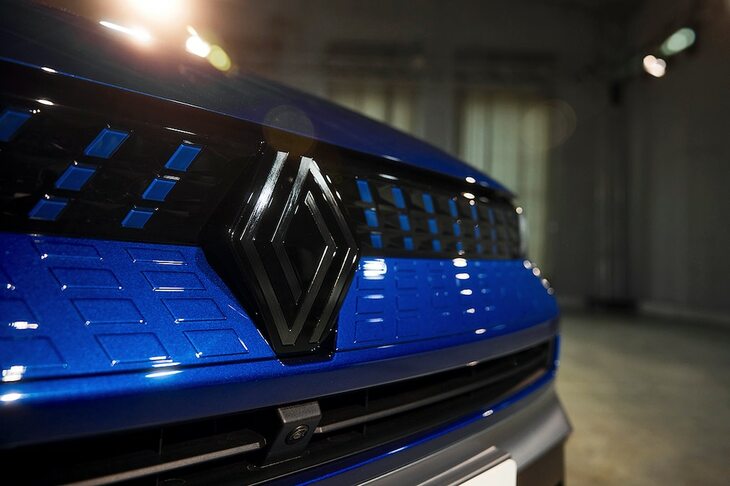 フロントフェイスの印象が大きく変わった「キャプチャー」。ノーズのエンブレムも新デザインとなった。