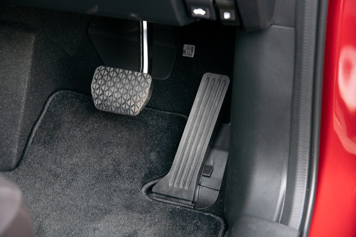 操作系では、トルクの大きいディーゼルエンジンをより精緻にコントロールできるよう、アクセルペダルをやや重く（反力を強く）している。