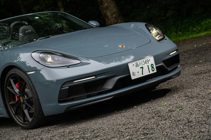 外観では、ブラックで統一された各部の装飾や、リップスポイラー付きのフロントエプロンにより、他のグレードと見分けられる。