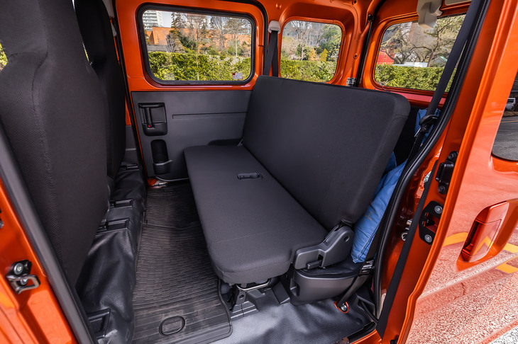「ハイゼット カーゴ デラックス」の後部座席。デラックスグレードにはヘッドレストが装備されない。4人乗車時の荷室長は1005mmとなる。