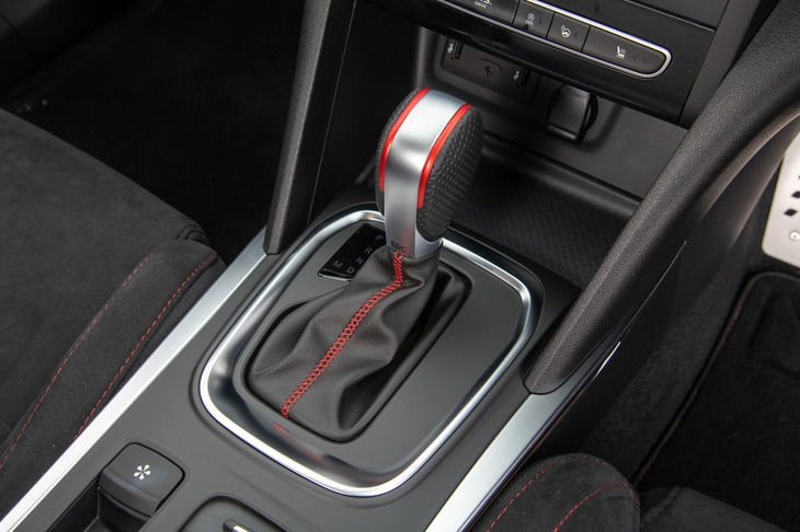 本国ではMT仕様もラインナップされる「メガーヌ ルノースポール」だが、今のところ、日本向けの設定はデュアルクラッチ式ATのEDC仕様のみ。「GT」のそれより1段ギア数の少ない、6段のユニットが搭載されている。