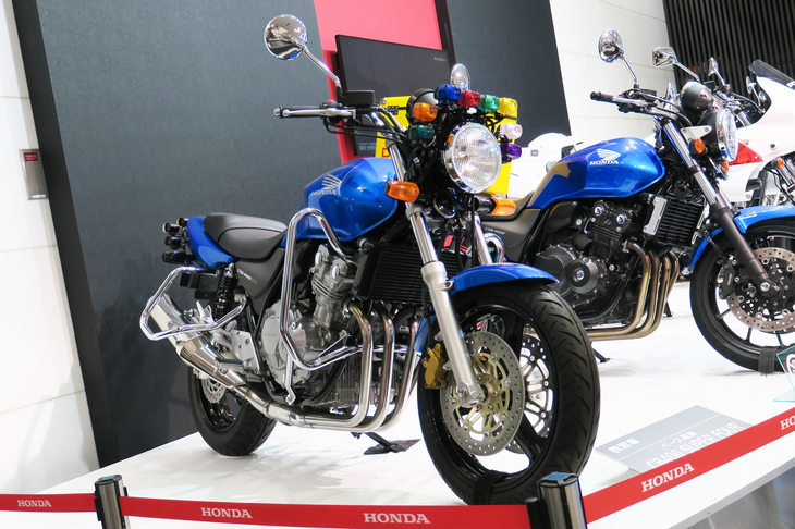 「ホンダCB400スーパーフォア」の教習車。記者と同世代で、中型以上の免許をお持ちの方ならきっとお世話になったことがあるはず。