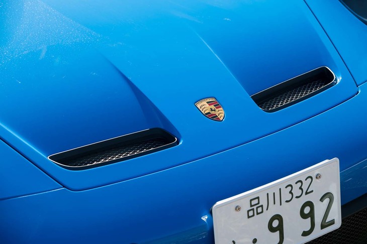 ラジエーターとブレーキを冷却した空気はボンネット上部に設けられたエアアウトレットに導かれる。先代「GT3」から空気抵抗を維持したまま、フロントアクスルの最大ダウンフォース量を2倍に高めている。