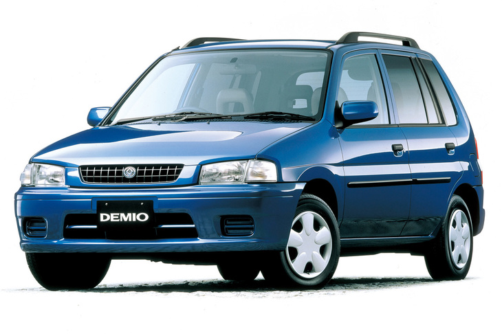 1996年に登場した初代「デミオ」。既存のコンポーネンツを流用し、極めて短期間で開発されたという。当時のマツダは、5チャンネル態勢の大失敗によって倒産の危機にあったが、デミオの大ヒットにより復活した。私の愛車も写真と同じブルーだった。