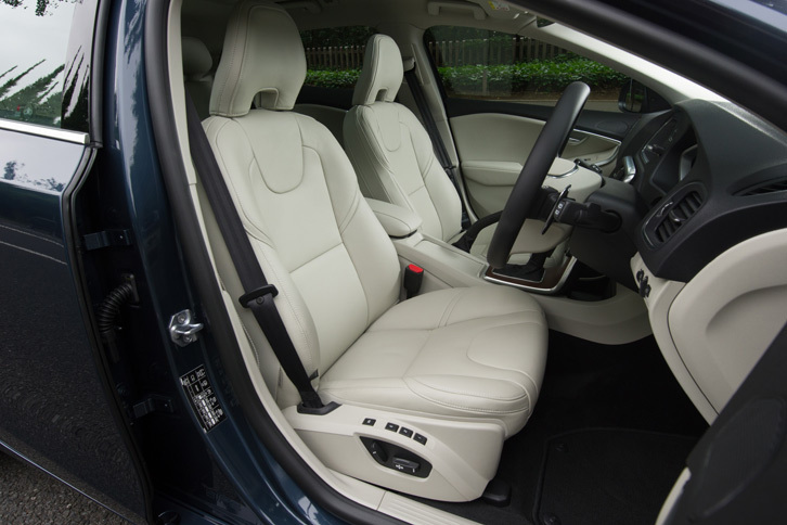 
	「インスクリプション」には本革シートが標準装備。色はボディーカラーに応じて「チャコール」と「ブロンド」の2色が用意される。
	