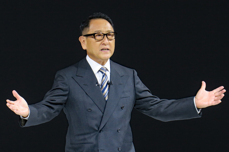 壇上にて新型「クラウン」を紹介する豊田章男社長。そのキャラクターの強さから、いろいろと言われることも多い人物だが、これだけの巨大グループを率い、着実に改革を実現している点については、誰しもが評価するところだろう。