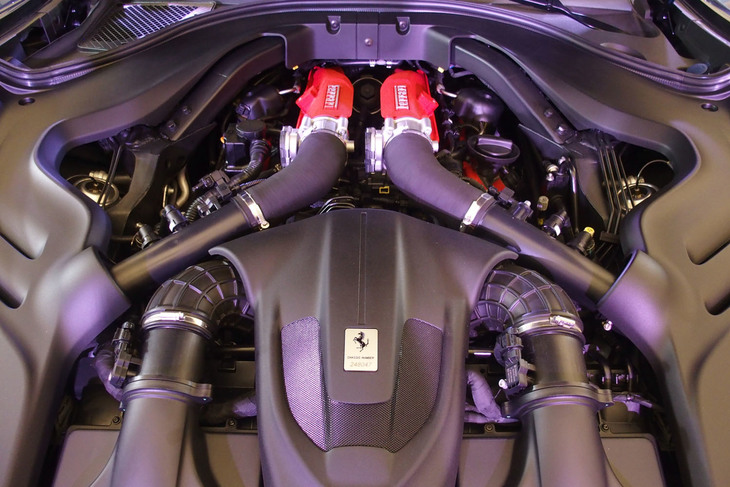 フロントミドに搭載される3.9リッターV8ツインターボエンジンは最高出力620PS、最大トルク760N・mを発生。