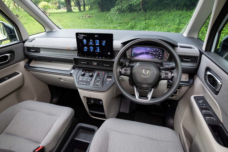 エクステリアだけでなくインテリアもリビングのような柔らかく落ち着いた雰囲気に仕立てられている。