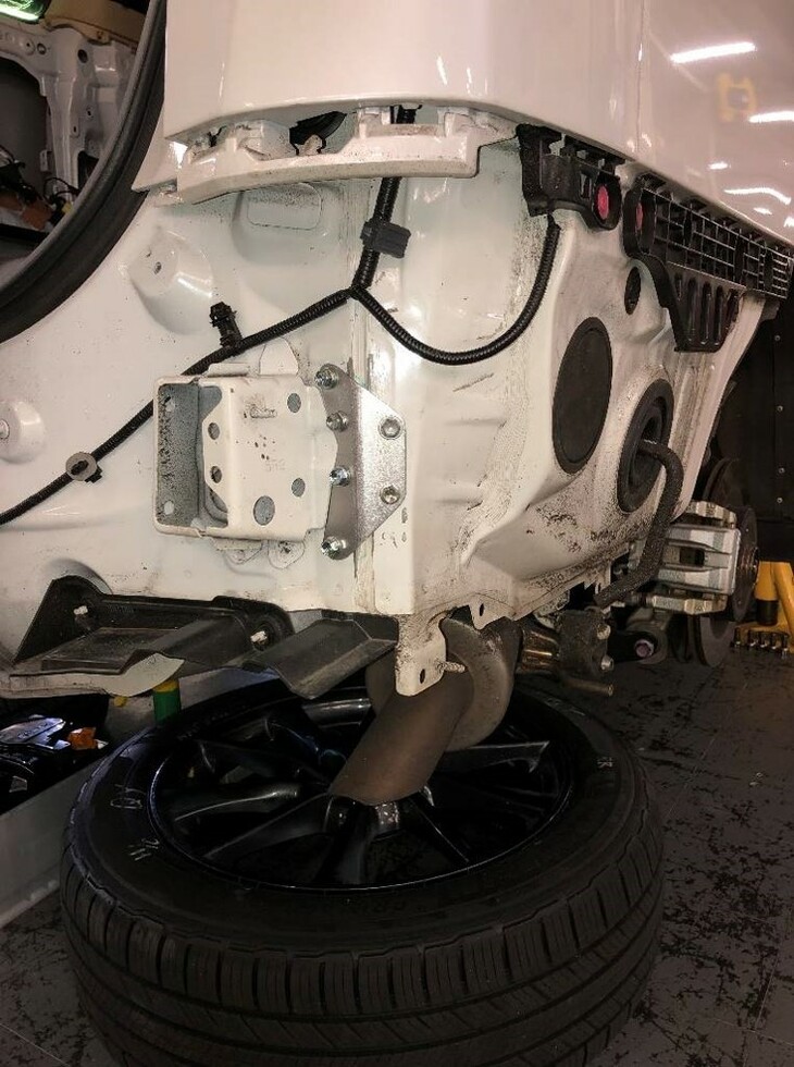 リアのクオーターパネルに施されたガゼット。これらの総合的な効果によって大きな箱型とは思えないほどのボディー剛性を実現している。