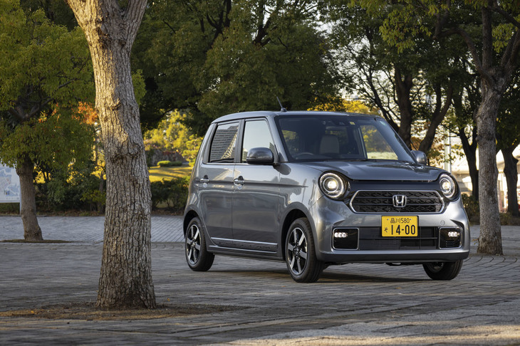 軽乗用車でありながら、“格上”のコンパクトカーに比肩する走りと乗り心地をうたい、2012年に登場した「N-ONE」。新型は2代目のモデルにあたる。