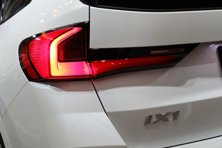 BMW iX1 xDrive30 Mスポーツ（リアコンビランプ）