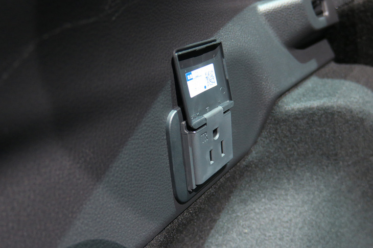 トヨタ・プリウス2.0L HEVプロトタイプ（AC100V・1500W アクセサリーコンセント）