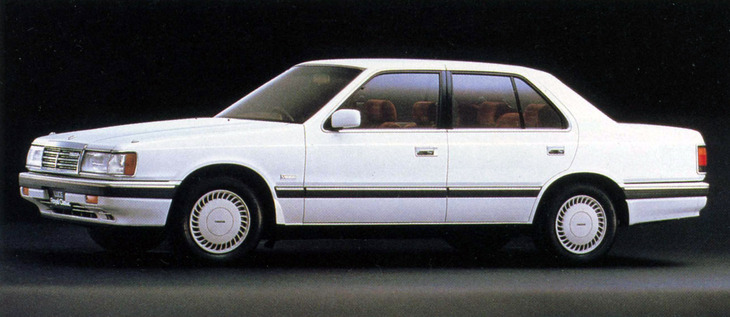 5代目「ルーチェ」のセダン。ボディーサイズは全長×全幅×全高＝4690×1695×1425mm、ホイールベース＝2710mmで、ルーチェ史上最も大きく、居住空間も広かった。