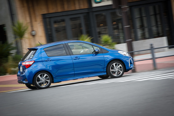 神奈川・横浜の市街地を走る「ヴィッツ ハイブリッド」。空力パーツのサイドスカートとリアルーフスポイラーも「Sportyパッケージ」の特徴となっている。