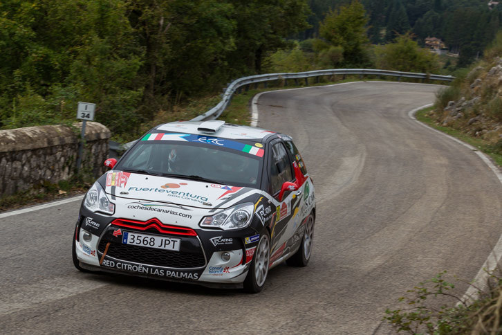 ラリーを終始リードするも、最終SSのエンジントラブルに泣いたエマ・ファルコンの「シトロエンDS3 R3T」。ちなみに、エマさんは1991年生まれの速くて美人な女性ドライバーである。