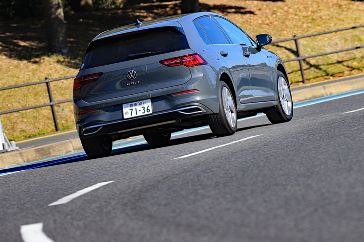 日本仕様の「ゴルフ」では最高の燃費性能を誇る「TDI」。燃料も安価な軽油だが、車両価格が高いので「燃料代でモトを取る」のは難しい。力強い走りと充実した装備が自慢の上級グレードと考えるのがいいだろう。（写真：荒川正幸）