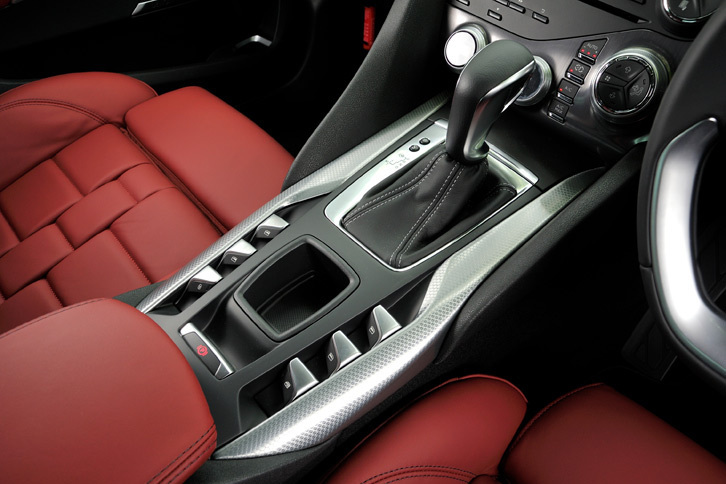 6段ATのシフトセレクター。トランスミッションの改良点としては、マニュアルモード時のシフトスピードの向上や、ロックアップ領域の拡大が挙げられる。