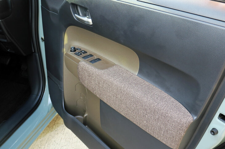 トヨタ・シエンタ ハイブリッドZ 7人乗り（フロントドアトリム）