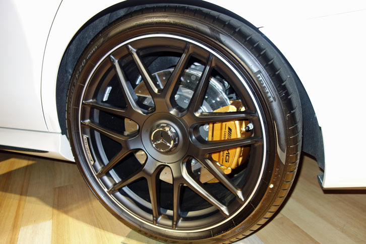 タイヤは265/35ZR20サイズの「ピレリPゼロ」を装着する。写真の「AMGカーボンセラミックブレーキ」は、110万円のオプション装備。