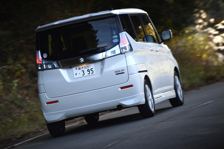 「ソリオ」のフルハイブリッド車では、クラッチが切り離されることで一時的に駆動力が遮断される“トルクギャップ”をモーターの駆動力で補うことで解消。スムーズな変速を実現している。