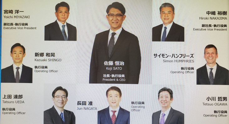 佐藤恒治新社長（写真中央）と、7人の執行役員。これまで豊田章男氏が土台づくりをしてきた「商品と地域を軸にした経営」を、新体制で実践していくという。