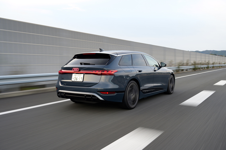 この試乗車はオプションのアダプティブエアサスペンションを装着しており、乗り心地はすこぶる良好。コイルサスよりも標準時の車高が20mm低くなる。